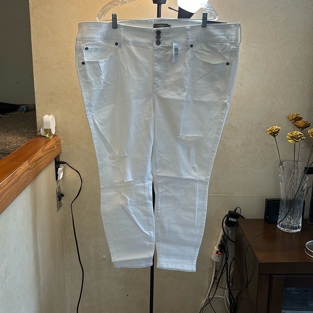 Torrid Size 24s White Jeans